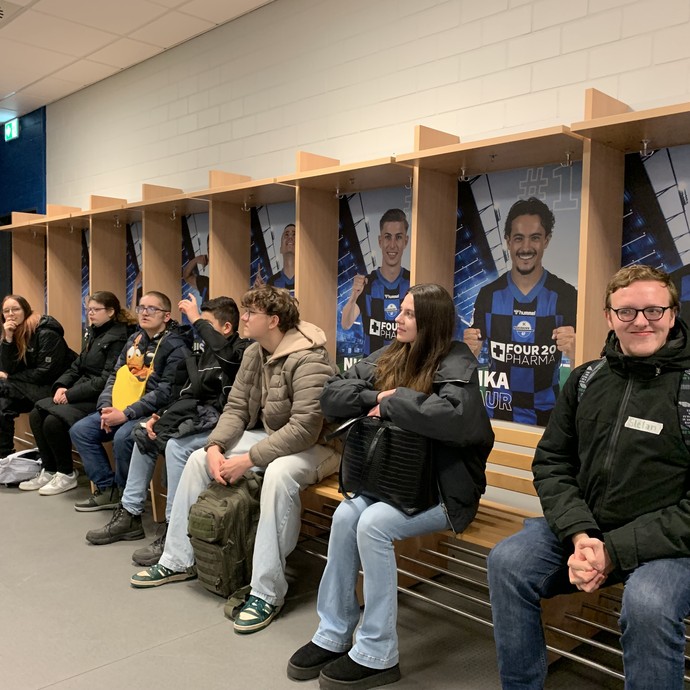 Schülerinnen und Schüler beim Zweitzeugen-Workshop (vergrößerte Bildansicht wird geöffnet)