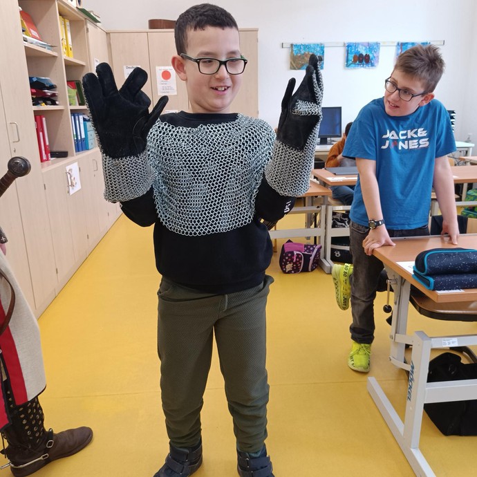 Schüler in Ritterrüstung (vergrößerte Bildansicht wird geöffnet)
