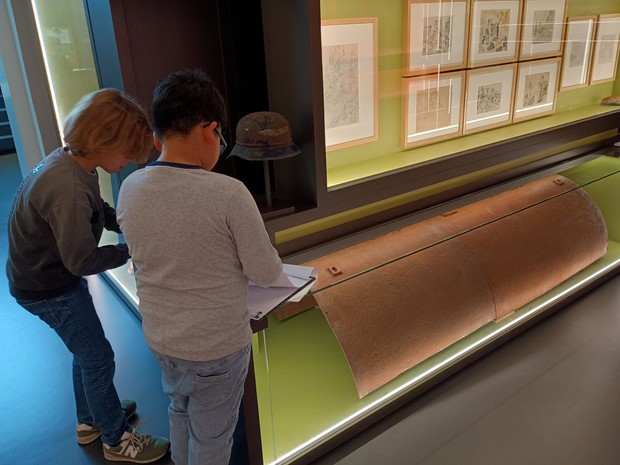 Schülerinnen und Schüler in Museum