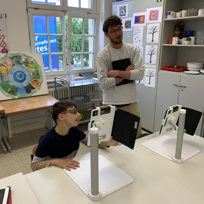 Schüler arbeitet mit der App Seeing AI (vergrößerte Bildansicht wird geöffnet)