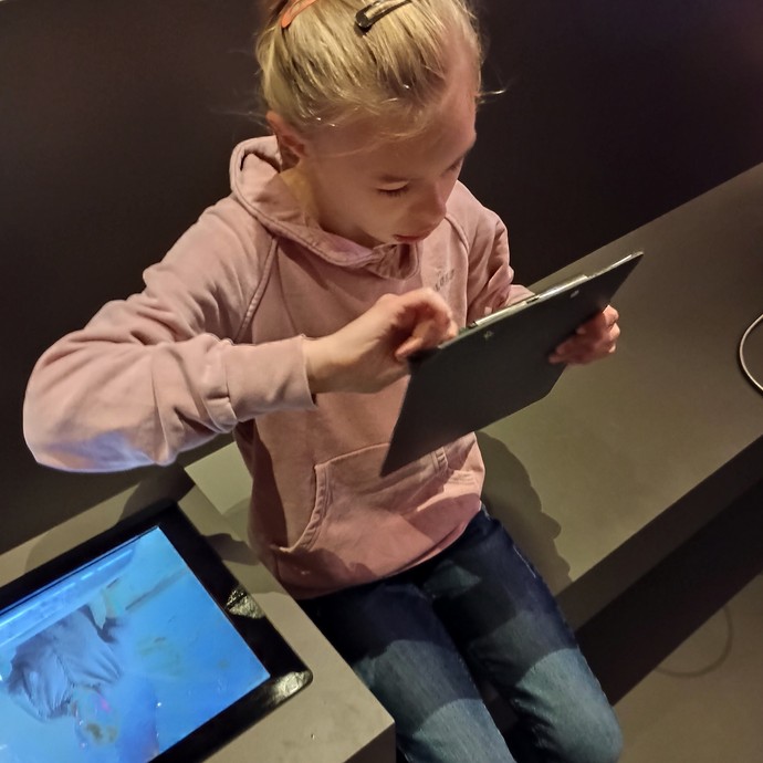 Schülerin im Stadtmuseum (vergrößerte Bildansicht wird geöffnet)