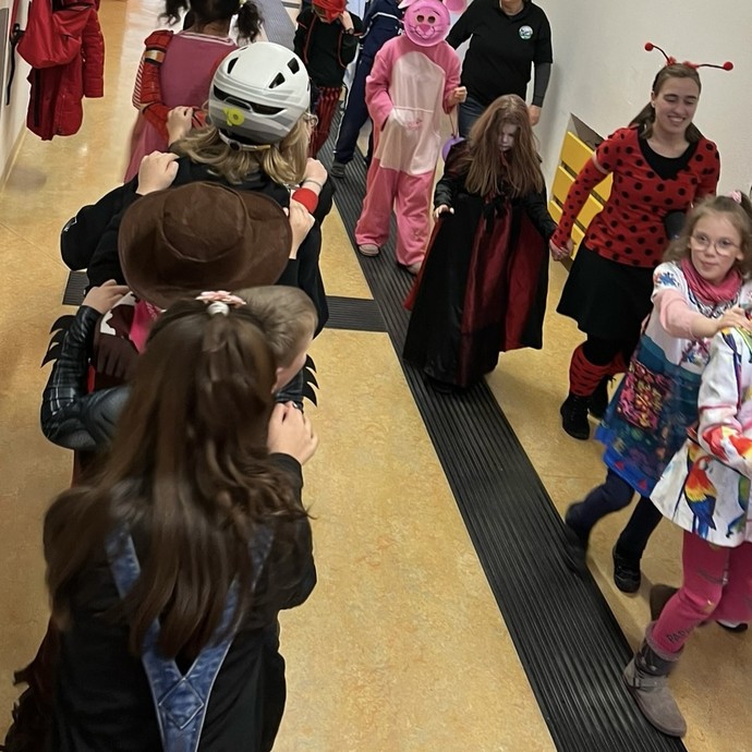 Polonaise durch die Schule (vergrößerte Bildansicht wird geöffnet)