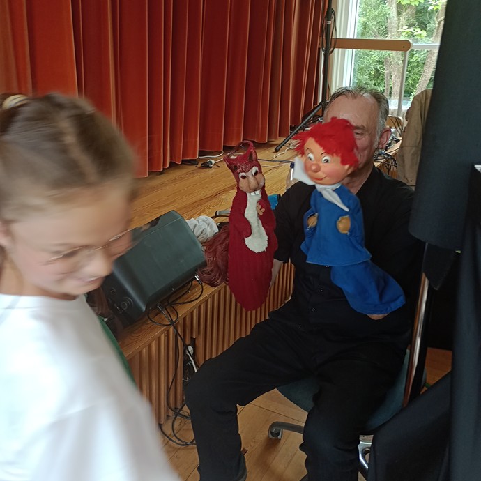Puppentheater (vergrößerte Bildansicht wird geöffnet)