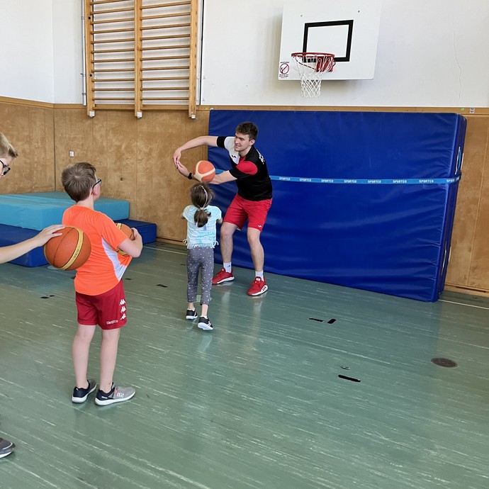 Schüler und Schülerinnen bei Basketball-Training (vergrößerte Bildansicht wird geöffnet)