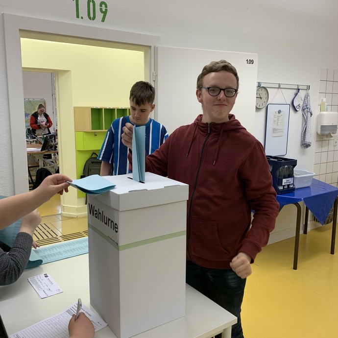 Schüler bei der Wahl (vergrößerte Bildansicht wird geöffnet)