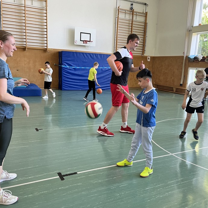 Schüler und Schülerinnen bei Basketball-Training (vergrößerte Bildansicht wird geöffnet)