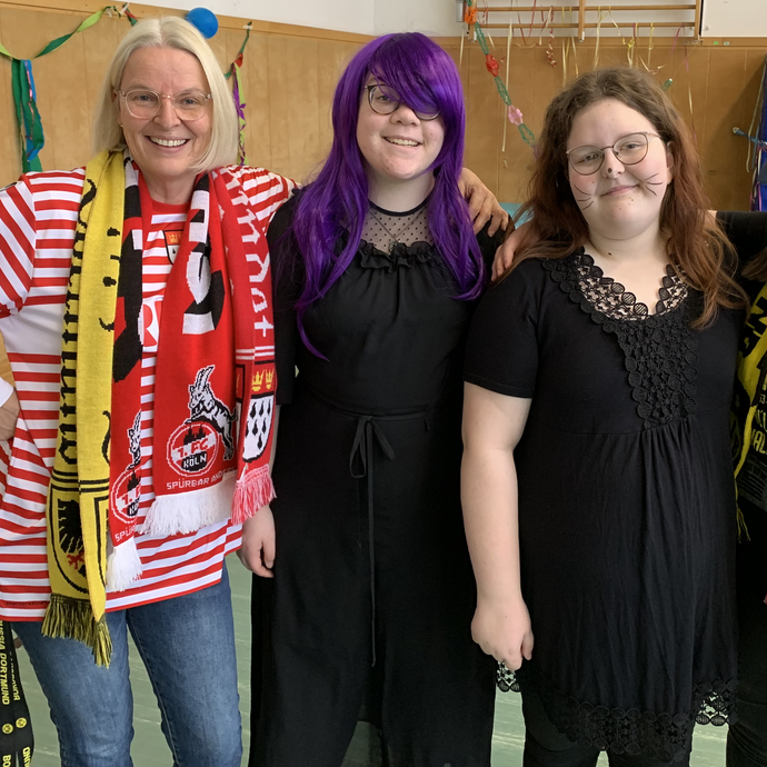Ältere Schüler feiern Karneval in der Turnhalle (vergrößerte Bildansicht wird geöffnet)