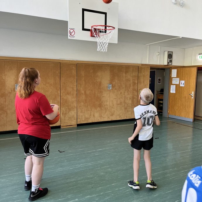 Schüler und Schülerinnen bei Basketball-Training (vergrößerte Bildansicht wird geöffnet)