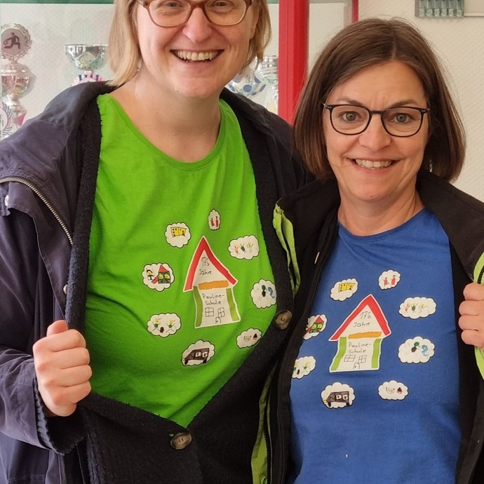 Lehrerin und Therapeutin mit Pauline-Schule-Shirt (vergrößerte Bildansicht wird geöffnet)
