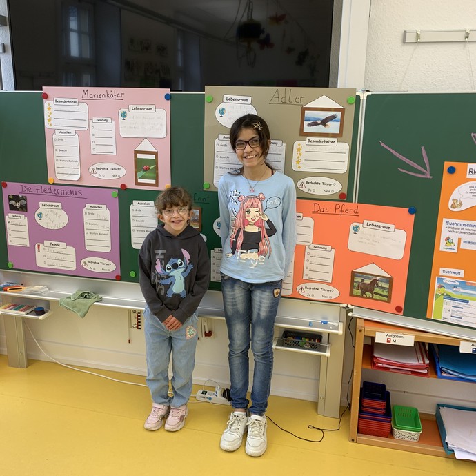 Schülerinnen und Schüler vor Plakaten (vergrößerte Bildansicht wird geöffnet)