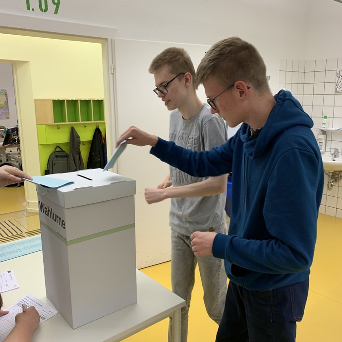 Schüler bei der Wahl (vergrößerte Bildansicht wird geöffnet)