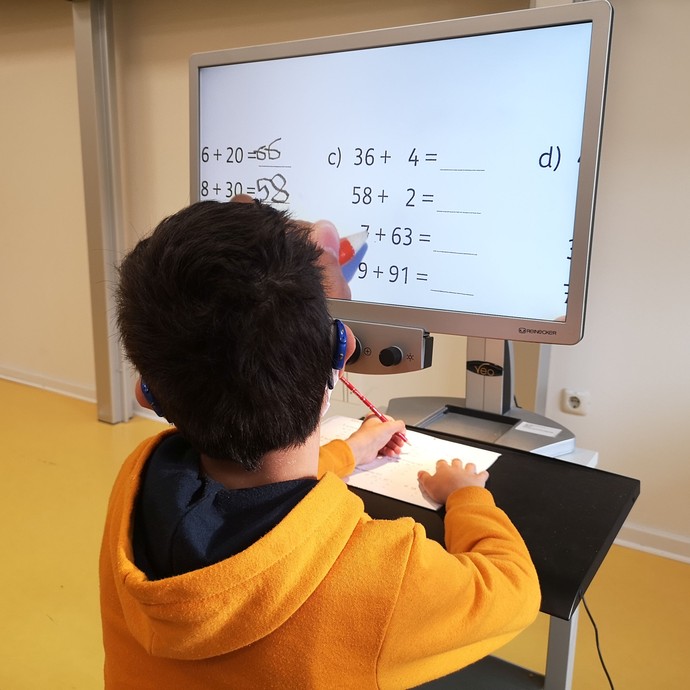 Schüler arbeitet mit Bildschirmlesegerät (vergrößerte Bildansicht wird geöffnet)