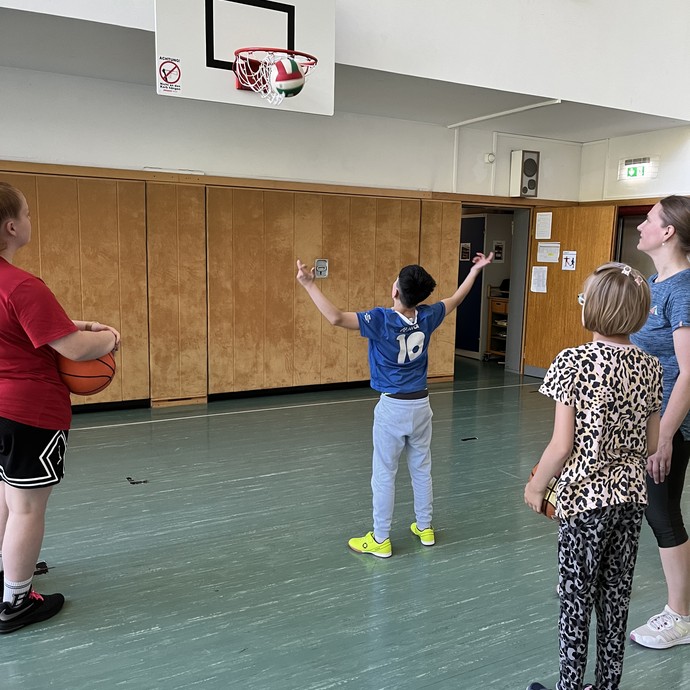 Schüler und Schülerinnen bei Basketball-Training (vergrößerte Bildansicht wird geöffnet)