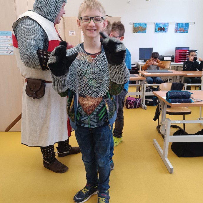 Schüler in Ritterrüstung (vergrößerte Bildansicht wird geöffnet)