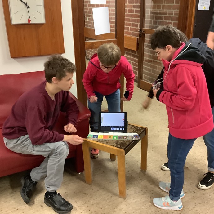 Schülerinnen und Schüler arbeiten mit iPad (vergrößerte Bildansicht wird geöffnet)