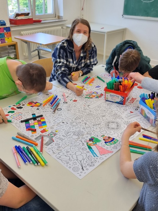 FSJ arbeitet mit den Schülern an einem Bild (vergrößerte Bildansicht wird geöffnet)