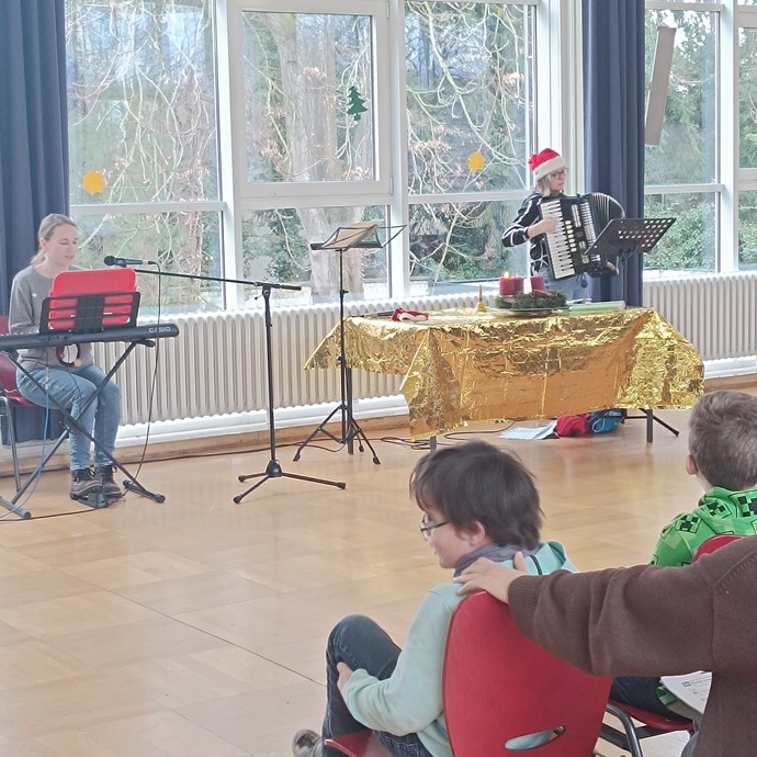 Singen (vergrößerte Bildansicht wird geöffnet)