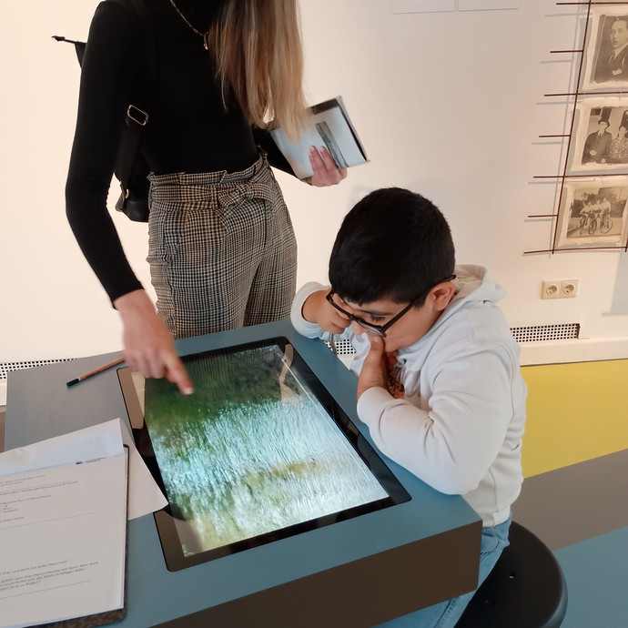 Schüler im Stadtmuseum (vergrößerte Bildansicht wird geöffnet)