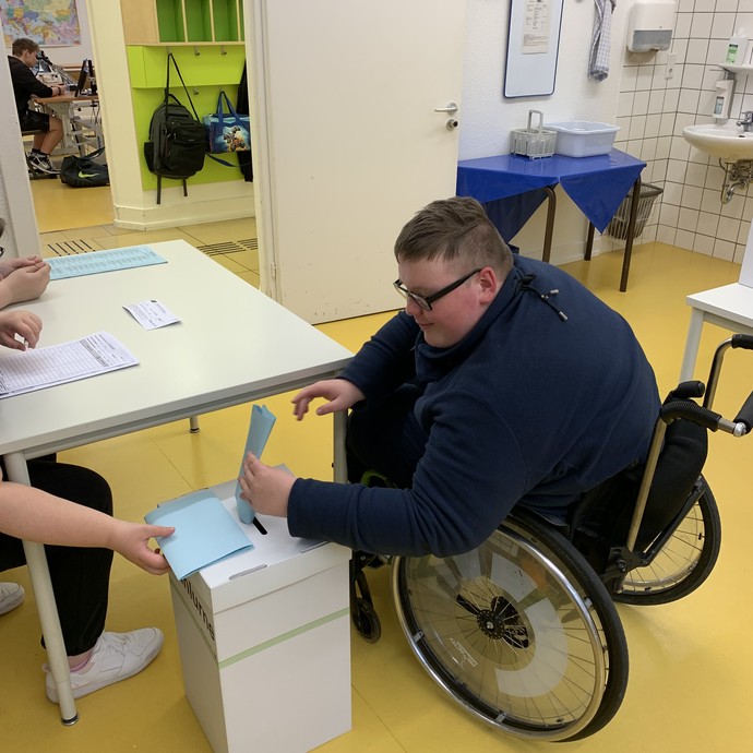 Schüler bei der Wahl (vergrößerte Bildansicht wird geöffnet)
