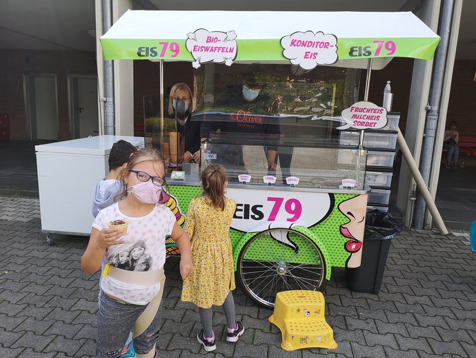 Die Schülerinnen und Schüler bekommen ein Eis