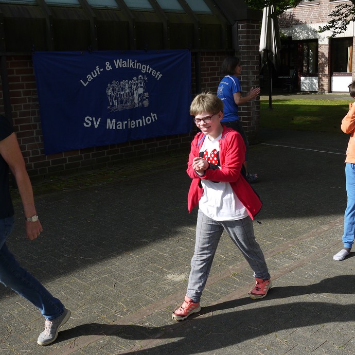 Schülerin beim Lauf (vergrößerte Bildansicht wird geöffnet)