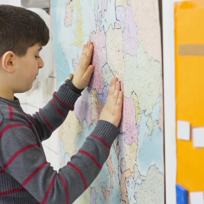 Schüler an Punktkarte (vergrößerte Bildansicht wird geöffnet)