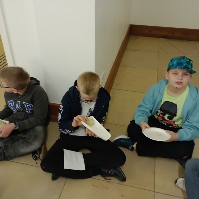 Schüler, die Crêpes essen (vergrößerte Bildansicht wird geöffnet)