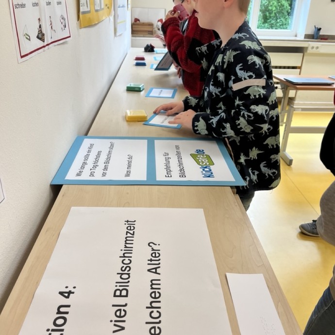 Schüler an Station (vergrößerte Bildansicht wird geöffnet)