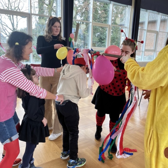 Schüler tanzen Limbo (vergrößerte Bildansicht wird geöffnet)