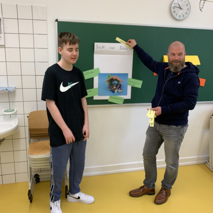Herr Teuber in der Ausstellung (vergrößerte Bildansicht wird geöffnet)