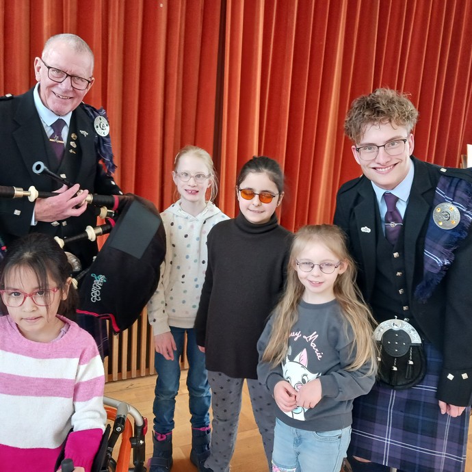 Schülerinnen und Schüler mit dem schottischen Besuch (vergrößerte Bildansicht wird geöffnet)