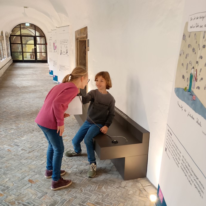 Schülerinnen und Schüler im Stadtmuseum (vergrößerte Bildansicht wird geöffnet)