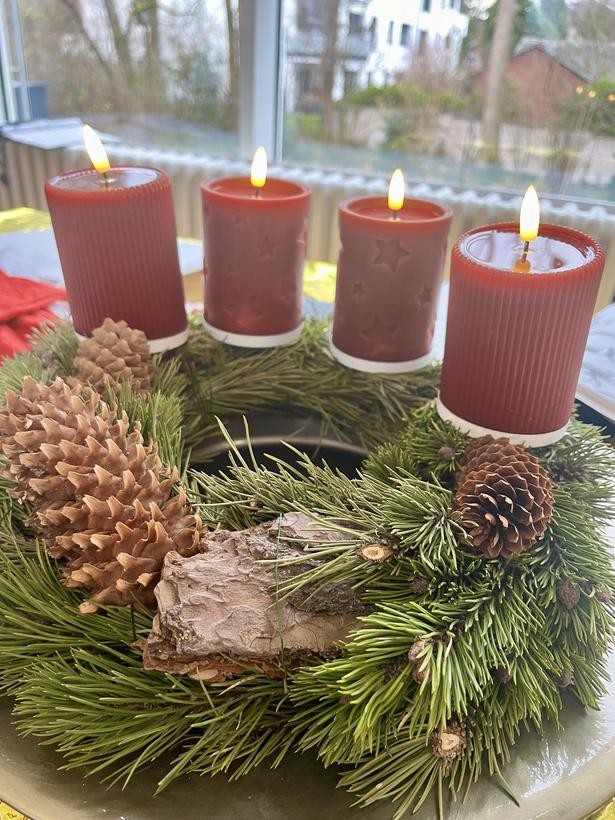 Adventskranz mit vier brennenden Kerzen