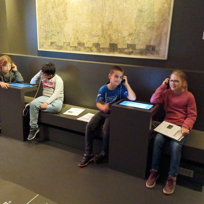 Schülerinnen und Schüler im Stadtmuseum (vergrößerte Bildansicht wird geöffnet)