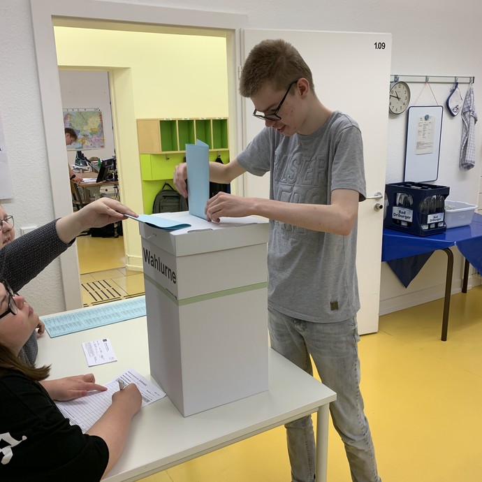Schüler bei der Wahl (vergrößerte Bildansicht wird geöffnet)