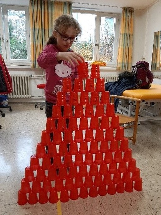 Schülerin baut Turm (vergrößerte Bildansicht wird geöffnet)