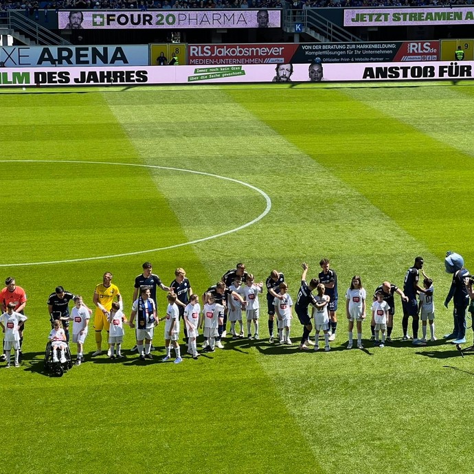 Einlauf in das Stadion (vergrößerte Bildansicht wird geöffnet)