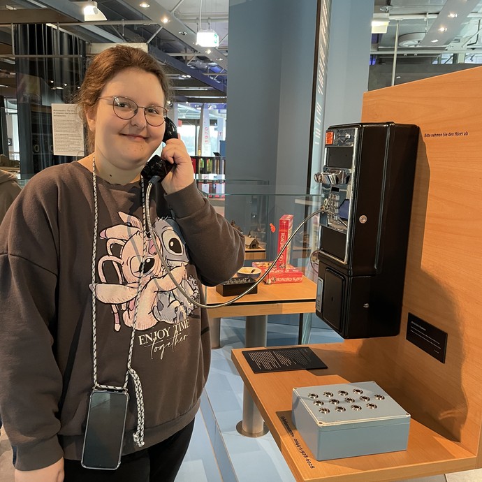 Schülerinnen und Schüler in der Ausstellung (vergrößerte Bildansicht wird geöffnet)