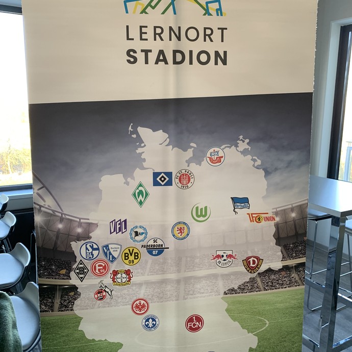 Schüler im Stadion (vergrößerte Bildansicht wird geöffnet)