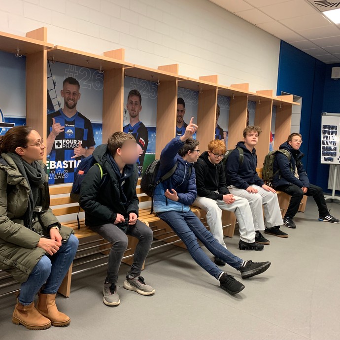 Schülerinnen und Schüler beim Zweitzeugen-Workshop (vergrößerte Bildansicht wird geöffnet)