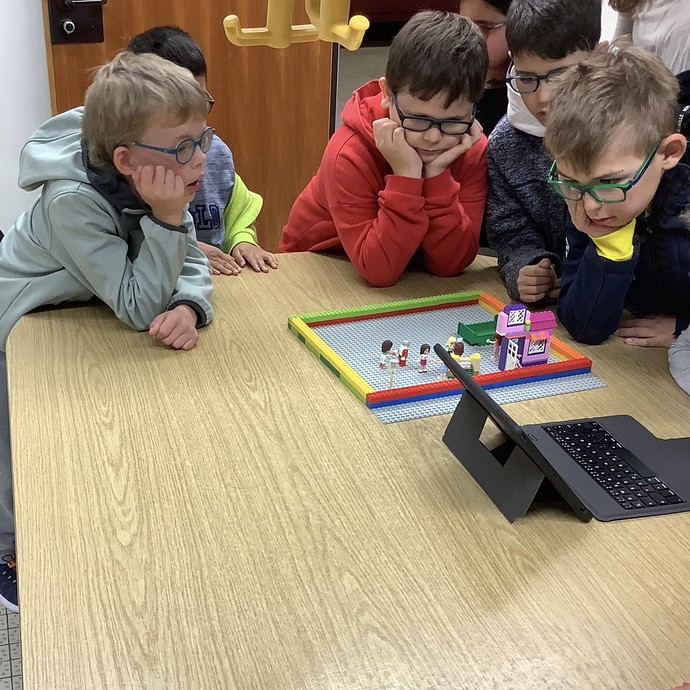 Schüler arbeiten an iPad (vergrößerte Bildansicht wird geöffnet)