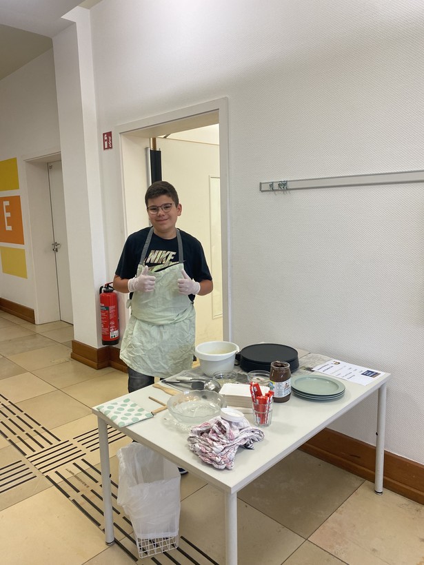 Schüler an Crêpes-Stand Schüler an Crêpes-Stand