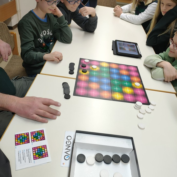 gemeinsam Spiele ausprobieren (vergrößerte Bildansicht wird geöffnet)