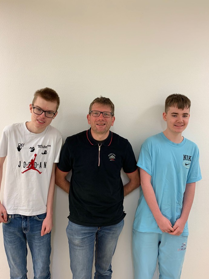 Tyler und Lucas mit Herrn Harms-Ensink