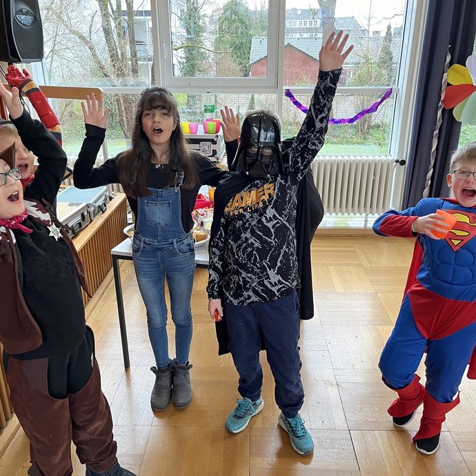 Verkleidete Kinder (vergrößerte Bildansicht wird geöffnet)