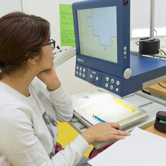 Schülerin arbeitet mit dem Bildschirmlesegerät (vergrößerte Bildansicht wird geöffnet)