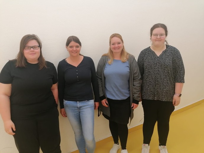 Celina und Sabrina mit den Schulsozialarbeiterinnen der Schule