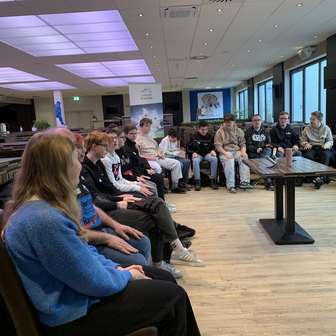 Schülerinnen und Schüler beim Zweitzeugen-Workshop (vergrößerte Bildansicht wird geöffnet)