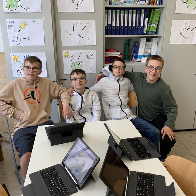 Schüler bei der Arbeit (vergrößerte Bildansicht wird geöffnet)