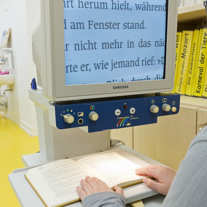 Schüler liest mit dem Bildschirmlesegerät (vergrößerte Bildansicht wird geöffnet)
